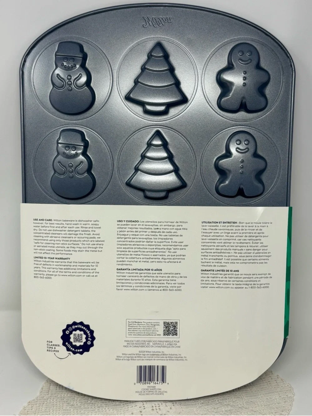 Wilton Non Stick Christmas Cookie Shapes Pan 12 Cavity Gingerbread Snowman Trees